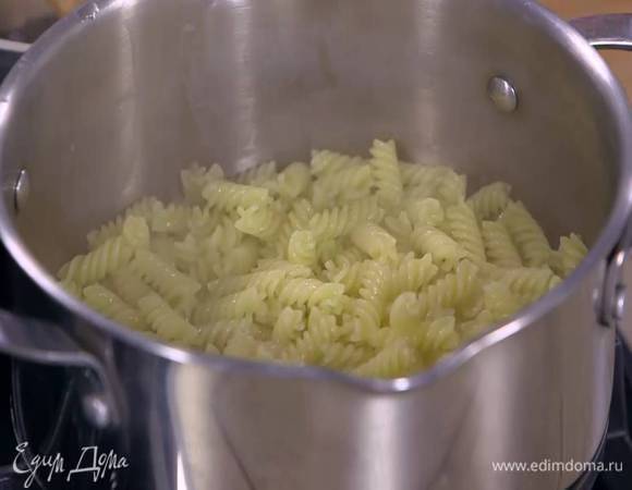 Макароны отваривать в подсоленной воде на пару минут меньше, чем указано на упаковке, затем воду слить и сохранить.