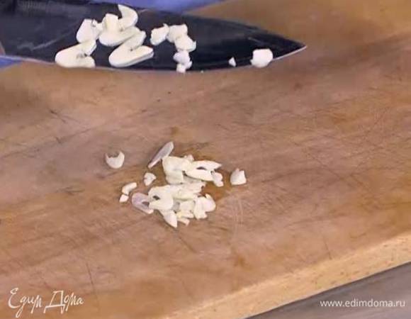 Чеснок почистить и, удалив горькую сердцевину, мелко порубить.
