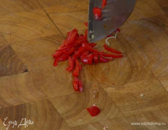 Перец чили мелко порубить вместе с семенами.