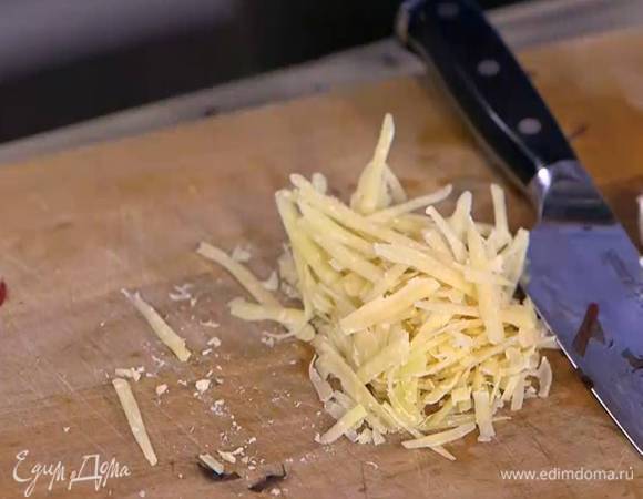 Пармезан натереть на крупной терке.