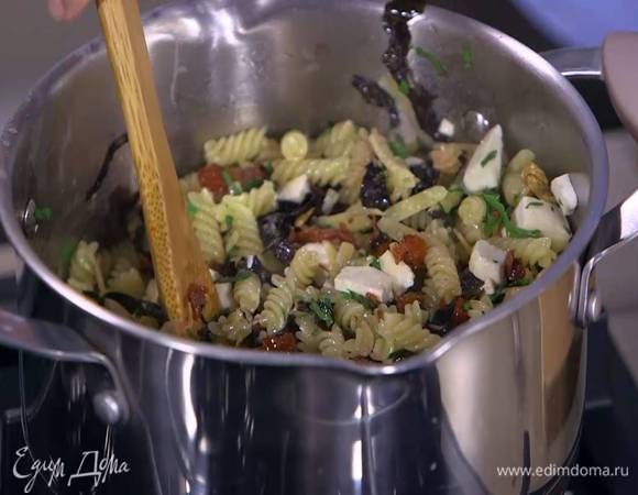 Обжаренные овощи выложить в горячие макароны и перемешать, затем добавить весь сыр, орехи и петрушку, влить немного жидкости, в которой варились макароны, и еще раз перемешать.