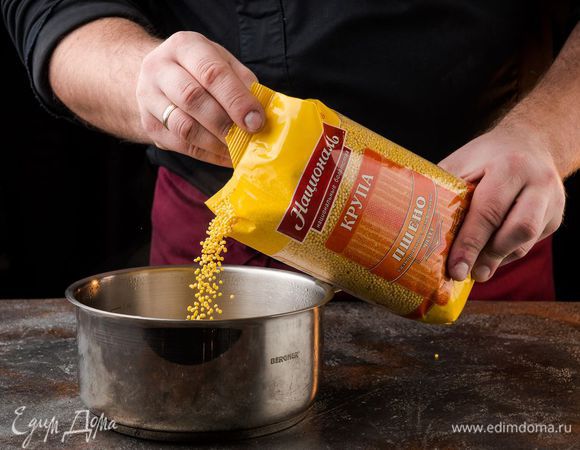 Пшено ТМ «Националь» залить 600 мл кипятка и варить на медленном огне 15 минут до готовности. 