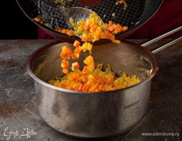 Лук очистить и мелко нарезать, морковь нарезать кубиками и обжарить на оливковом масле, добавить к готовому пшену.