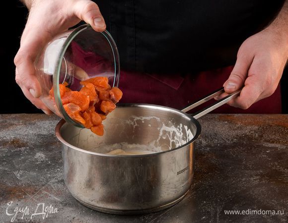 Семгу нарезаем кубиками, перекладываем в сотейник. Заливаем сливками с молоком и тушим 10 мин.