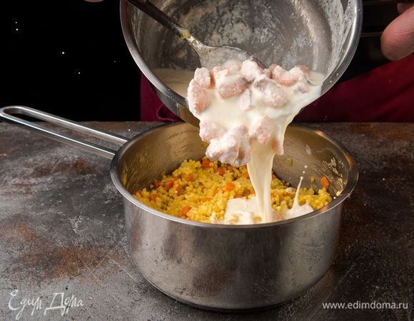 Смешиваем семгу с пшеном и сверху трем цедру лимона.