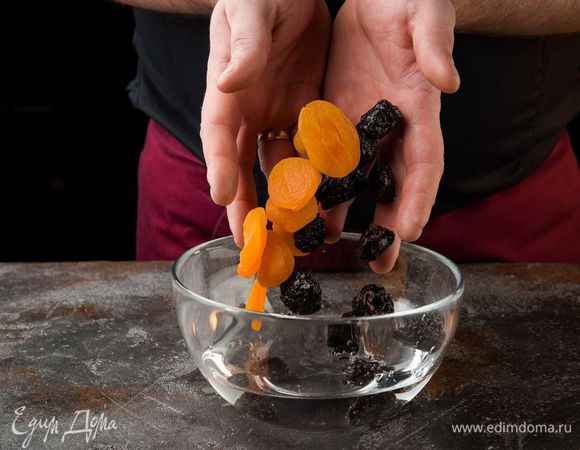 Промыть сухофрукты и пшено ТМ «Националь».