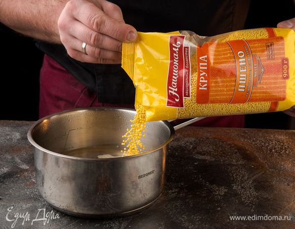 Пшено залить водой, добавить соль и сахар и варить на медленном огне до готовности. 