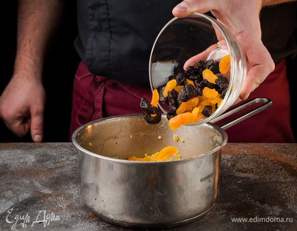 В готовую кашу положить сухофрукты.