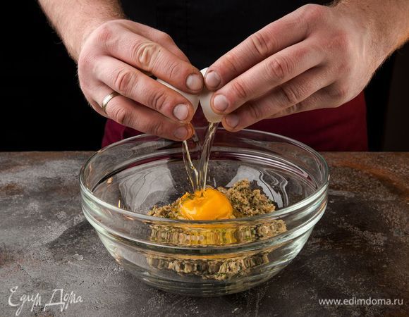 Гречку с грибами и петрушку измельчить в блендере, затем ввести яйцо и еще немного взбить.