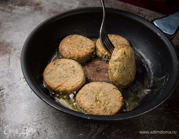Разогреть в сковороде оставшееся оливковое масло и обжаривать котлетки с каждой стороны по 1 минуте. Затем накрыть крышкой и жарить до готовности.
