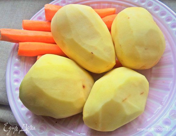 Подготавливаем овощи.