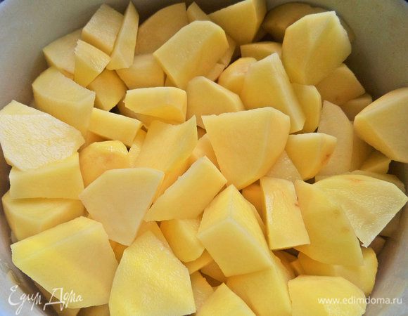 Картофель нужен в качестве дополнительного гарнира. Отвариваем уже нарезанный кусочками.