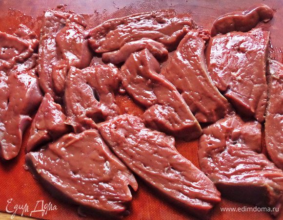 Печенку делим на ломти, слегка отбиваем.