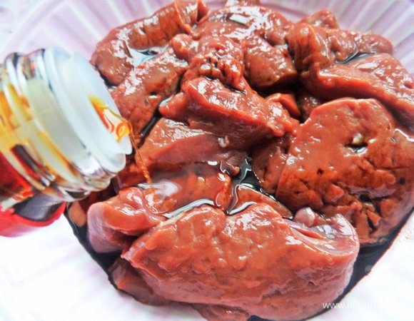 Маринуем в соевом соусе. Перемешать и оставить на несколько минут.