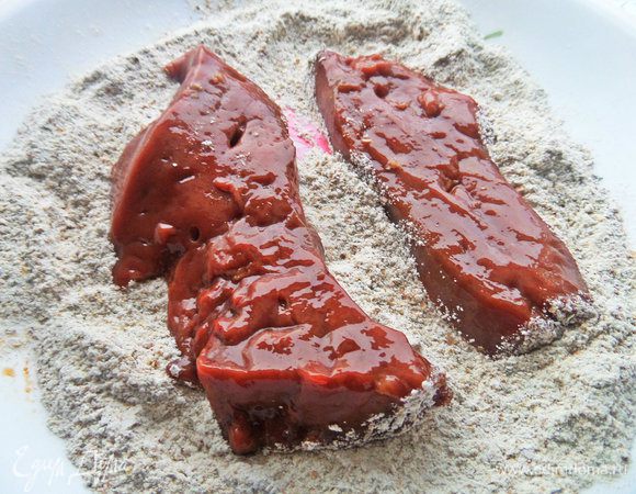 Обвалять в ржаной муке для панировки.