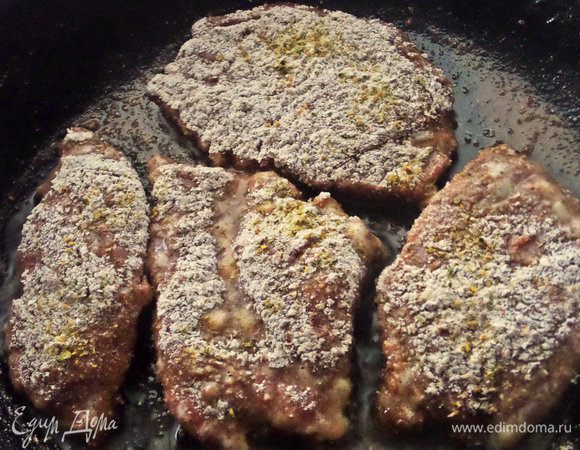 Быстро обжарить, посолить, приправить.