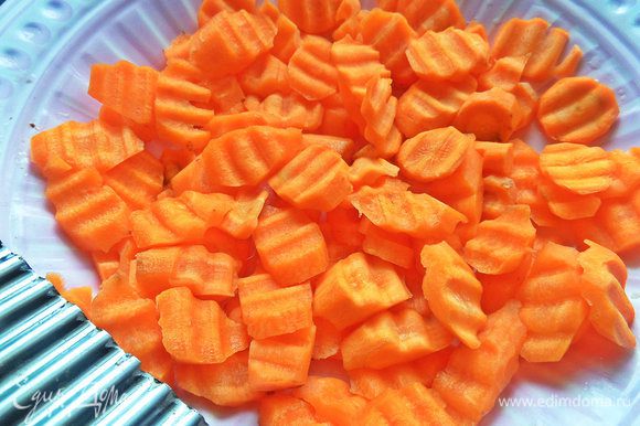 Морковь нарезать можно фигурным ножиком.