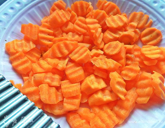 Морковь нарезать можно фигурным ножиком.