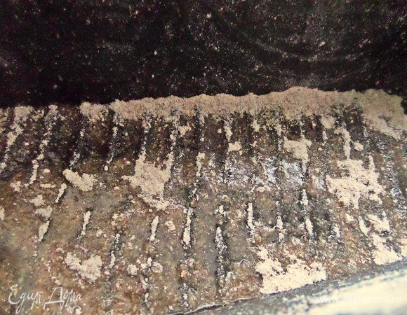 Форму «кирпичик» смазать маслом и посыпать сухарями или той же ржаной мукой — она отлично заменяет!