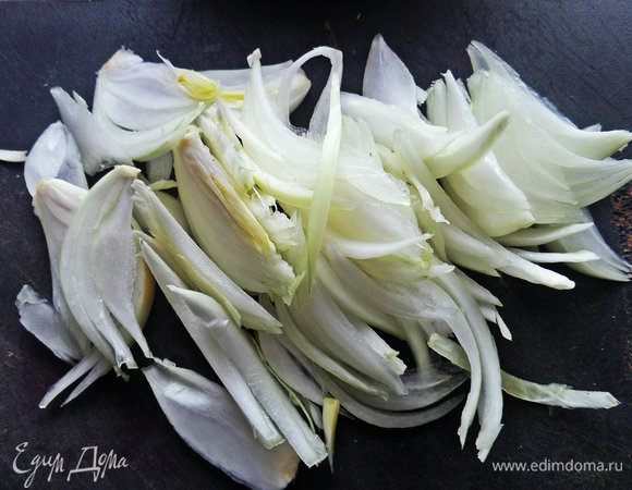 Лук нарезать слайсами. 