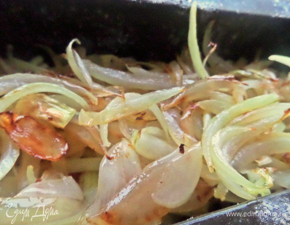 Накрыть жареным луком слой сельдерея. 