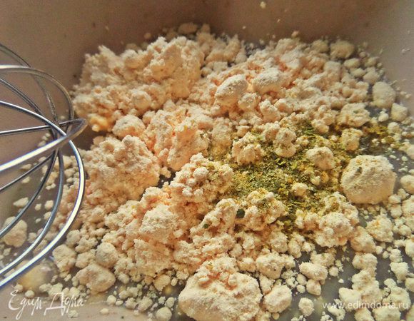  Смешиваем яйцо или яичный порошок, как у меня (3 ст. л.) со сметаной и водой. Добавить любимые приправы по вкусу.