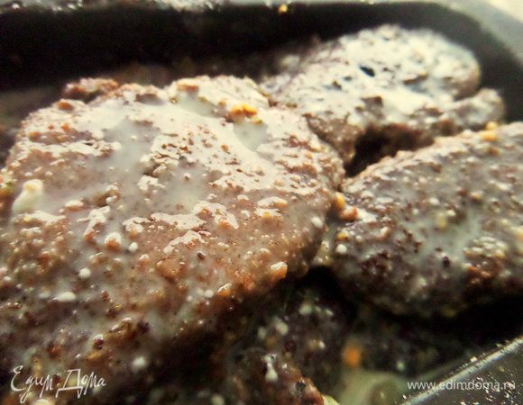 Нужно полить смесью равномерно всю печенку.