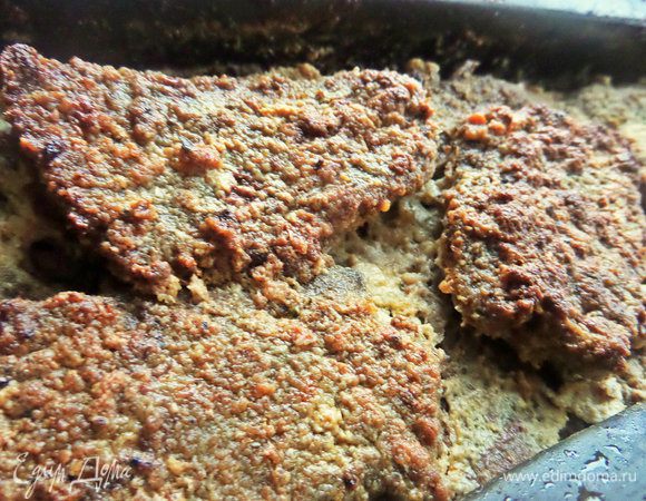 Запекаем минут 30 — 35 при 180°С. Можно сразу подавать, но я покажу другой вариант подачи — перевертыш.