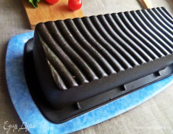 Остужаем до теплого состояния. Накрываем соответствующим по размеру блюдом и переворачиваем.