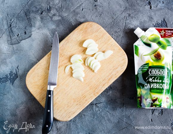Чеснок очистите и 3 дольки тонко нарежьте, а остальные раздавите плоской стороной ножа.