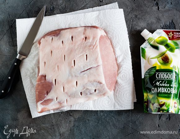 Мясо промойте и обсушите бумажным полотенцем. Ножом сделайте хаотичные разрезы глубиной 2 см.