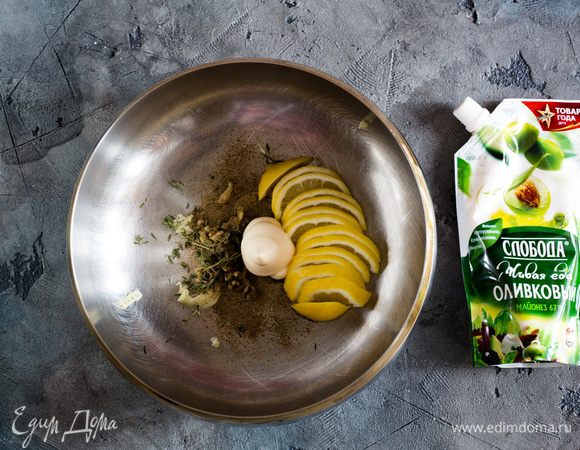 Лимон нарежьте крупными дольками. В глубокой миске соедините резаный лимон, выжмите из него сок, затем добавьте раздавленный чеснок, листочки тимьяна, соль, перец и майонез. Хорошо перемешайте.