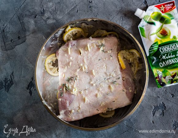 Выложите в маринад мясо, натрите со всех сторон маринадом и оставьте на два часа при комнатной температуре.