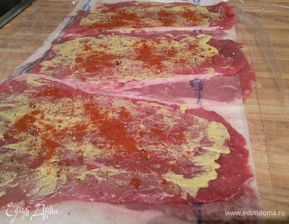 Смазать горчицей, посолить и поперчить, посыпать порошком сладкой паприки. 