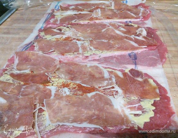 Выложить ролады ветчиной (в идеале пармской или схожей ветчиной очень тонкой нарезки, но подойдет также и сырокопченый бекон). 