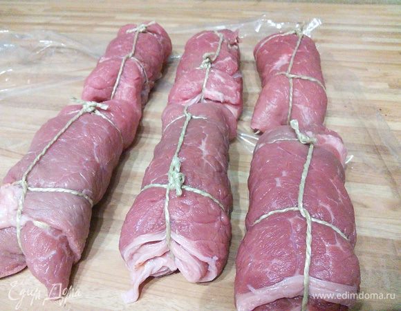 Разогреть топленое масло в сотейнике с толстым дном. Хорошо, если сотейник можно употреблять и для запекания в духовке. 