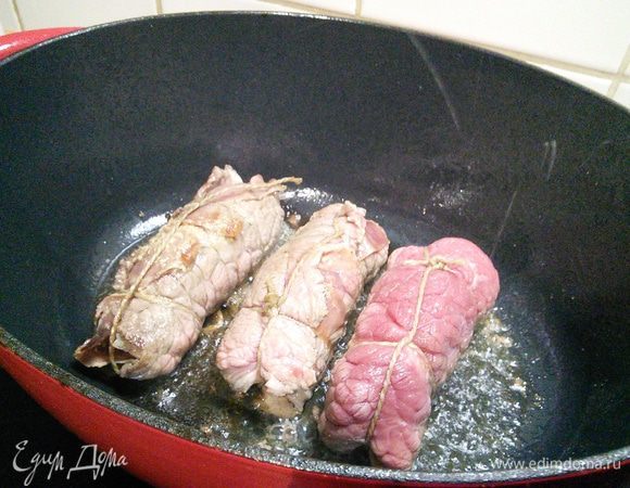 Ролады обжарить до золотистой корочки.