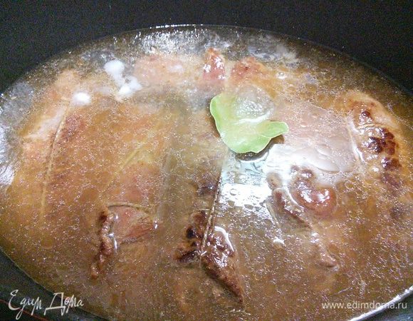 Влить говяжий бульон (у меня часто для таких случаев есть бульон в заморозке), положить в сотейник лавровый лист и запекать в заранее разогретой до 180°С духовке 1,5 часа.  