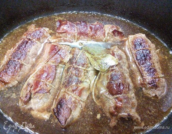 Соус уварится, ролады запекутся сверху, снизу останутся мягкими и сочными. Удалить нитки. 