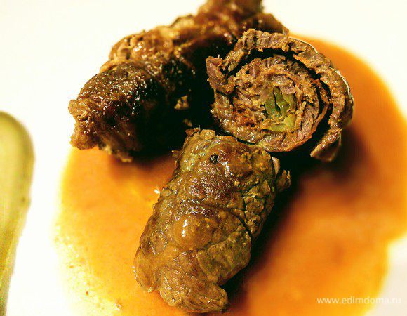 Слить образовавшийся соус в кастрюлю, размешать муку с небольшим количеством воды и загустить соус. Попробовать соус на соль, перец и паприку, по необходимости добавить. 