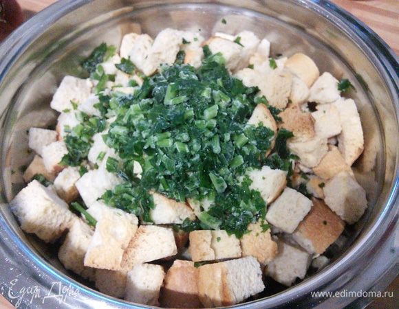 Хлеб понадобится несколько дневной давности, я вообще использовала уже сухой хлеб. Его нужно нарезать на кусочки. К хлебу подмешать рубленную петрушку. 
Время приготовления даю без учета на пропитку. 