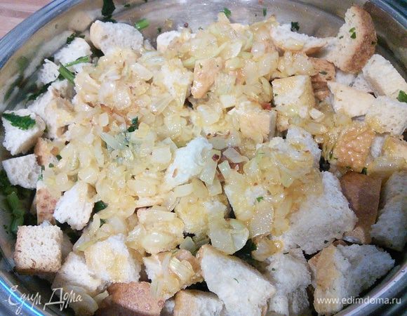 Добавить лук к хлебу. 