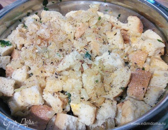 Посолить, поперчить и добавить щепотку мускатного ореха. 