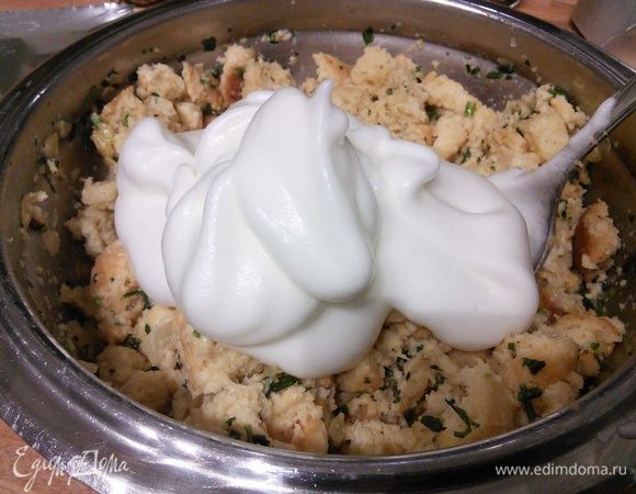 Когда смесь полностью пропитается взбить белки и в несколько приемов ввести взбитые белки в массу. 