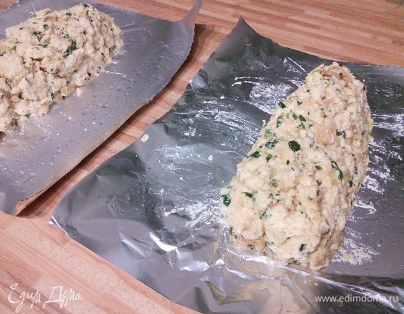 Выложить смесь на обильно смазанную маслом фольгу (я сделала два кнедля, чтобы поместить их в кастрюлю). 