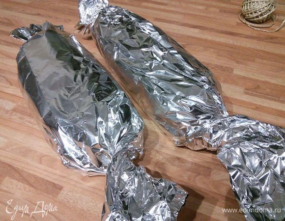 Завернуть в «конфету». Для эксперимента я завернула один кнедль в двойной слой фольги, а другой еще и в полотенечко (оказалось, что это лишнее). 