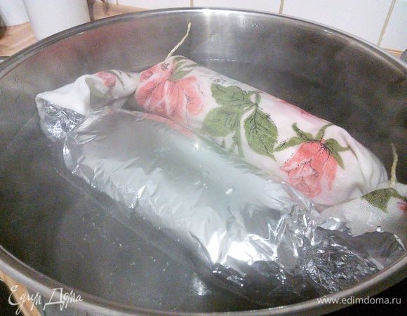 В большой кастрюле закипятить воду, опустить в кипяток наши «конфеты» и варить 30 минут. Вода не должна сильно кипеть, только чуток, поэтому нужно уменьшить огонь. 