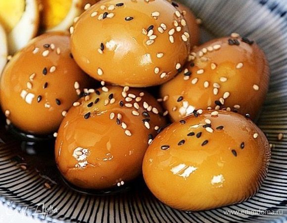 Посыпать яйца кунжутом.