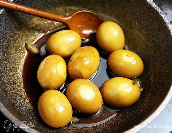 Готовые яйца полить соусом, оставшимся на дне кастрюли.