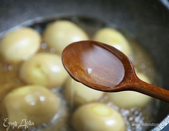 Если вы хотите добавить блеск блюду, влейте крахмальную патоку. Этот и следующий шаг можно пропустить.